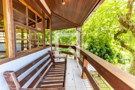 Casa à venda com 385m², 4 quartos e 5 vagas Casa à venda com 385m², 4 quartos e 5 vagasVaranda
