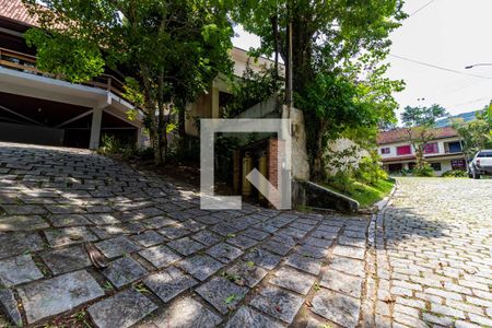 Casa à venda com 385m², 4 quartos e 5 vagas Casa à venda com 385m², 4 quartos e 5 vagasÁrea comum