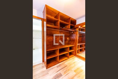 Casa à venda com 385m², 4 quartos e 5 vagas Casa à venda com 385m², 4 quartos e 5 vagasCloset da Suíte 3