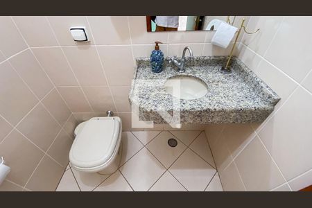 Casa à venda com 220m², 4 quartos e 4 vagas Casa à venda com 220m², 4 quartos e 4 vagasBanheiro do Quintal