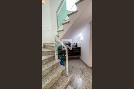 Casa à venda com 220m², 4 quartos e 4 vagas Casa à venda com 220m², 4 quartos e 4 vagasEscada