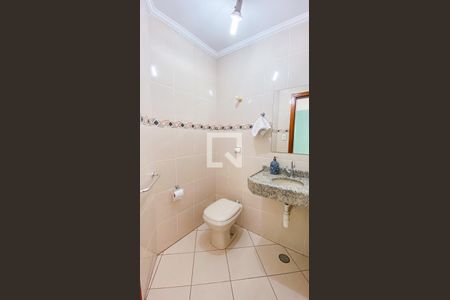 Casa à venda com 220m², 4 quartos e 4 vagas Casa à venda com 220m², 4 quartos e 4 vagasBanheiro do Quintal