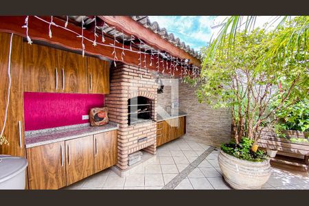 Casa à venda com 220m², 4 quartos e 4 vagas Casa à venda com 220m², 4 quartos e 4 vagasQuintal - Churrasqueira