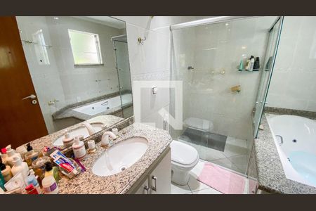 Casa à venda com 220m², 4 quartos e 4 vagas Casa à venda com 220m², 4 quartos e 4 vagasBanheiro da Suíte 1