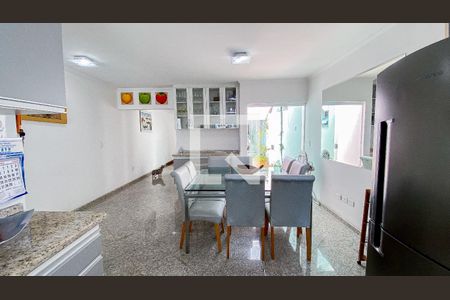 Casa à venda com 220m², 4 quartos e 4 vagas Casa à venda com 220m², 4 quartos e 4 vagasCozinha