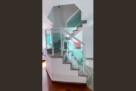 Casa à venda com 220m², 4 quartos e 4 vagas Casa à venda com 220m², 4 quartos e 4 vagasEscada