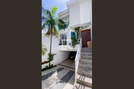 Casa à venda com 220m², 4 quartos e 4 vagas Casa à venda com 220m², 4 quartos e 4 vagasGaragem - Quintal