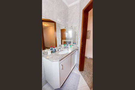 Casa à venda com 220m², 4 quartos e 4 vagas Casa à venda com 220m², 4 quartos e 4 vagasBanheiro