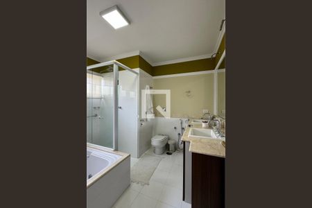 Casa de condomínio à venda com 600m², 4 quartos e 6 vagasBanheiro da Suíte 1