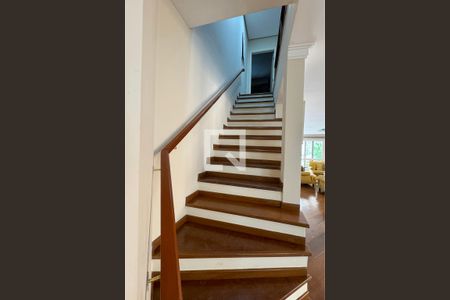 Casa de condomínio à venda com 600m², 4 quartos e 6 vagasEscada