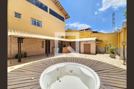 Casa à venda com 405m², 4 quartos e 2 vagasSPA - fundos