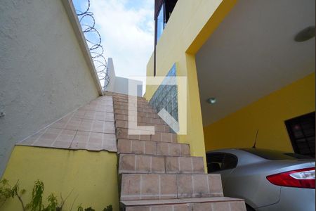 Casa de condomínio à venda com 195m², 3 quartos e 3 vagasEscada externa