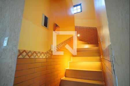 Casa de condomínio à venda com 195m², 3 quartos e 3 vagasEscada para segundo andar