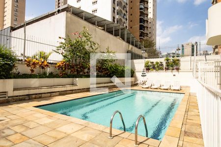 Apartamento à venda com 200m², 4 quartos e 2 vagas Apartamento à venda com 200m², 4 quartos e 2 vagasÁrea comum - Piscina