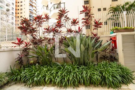 Apartamento à venda com 200m², 4 quartos e 2 vagas Apartamento à venda com 200m², 4 quartos e 2 vagasÁrea comum - Paisagismo