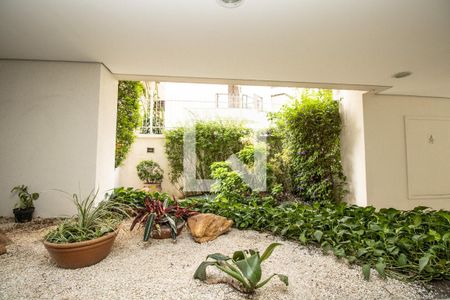 Apartamento à venda com 200m², 4 quartos e 2 vagas Apartamento à venda com 200m², 4 quartos e 2 vagasÁrea comum - Jardim de entrada