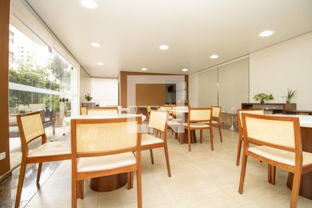Apartamento à venda com 200m², 4 quartos e 2 vagas Apartamento à venda com 200m², 4 quartos e 2 vagasÁrea comum - Salão de festas, mesas