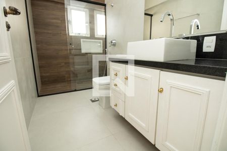 Apartamento à venda com 200m², 4 quartos e 2 vagas Apartamento à venda com 200m², 4 quartos e 2 vagasBanheiro 2