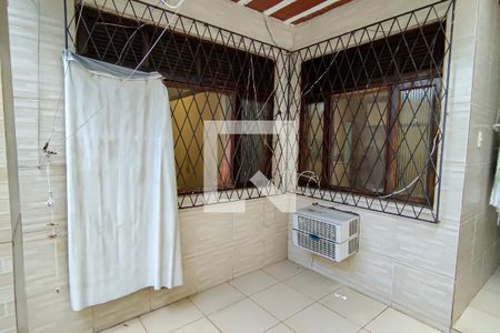 Casa à venda com 220m², 6 quartos e 2 vagas Casa à venda com 220m², 6 quartos e 2 vagasparte de tras