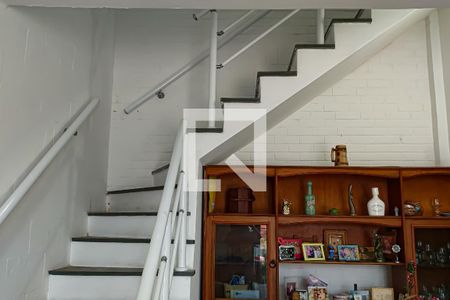 Casa à venda com 220m², 6 quartos e 2 vagas Casa à venda com 220m², 6 quartos e 2 vagasescada