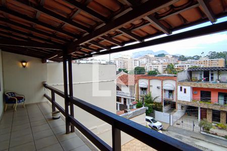 Casa à venda com 220m², 6 quartos e 2 vagas Casa à venda com 220m², 6 quartos e 2 vagasvaranda