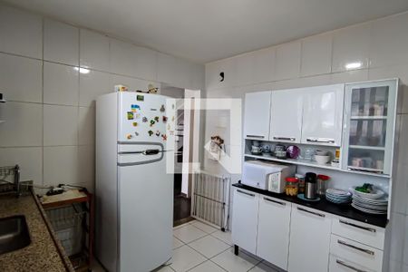 Casa à venda com 220m², 6 quartos e 2 vagas Casa à venda com 220m², 6 quartos e 2 vagascozinha