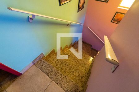 Casa à venda com 190m², 2 quartos e 2 vagas Casa à venda com 190m², 2 quartos e 2 vagasEscada