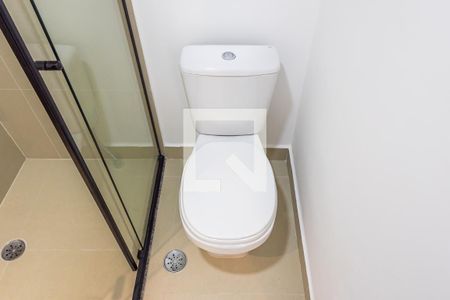 Banheiro de kitnet/studio para alugar com 1 quarto, 25m² em Pinheiros, São Paulo