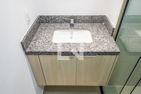 Banheiro de kitnet/studio para alugar com 1 quarto, 25m² em Pinheiros, São Paulo