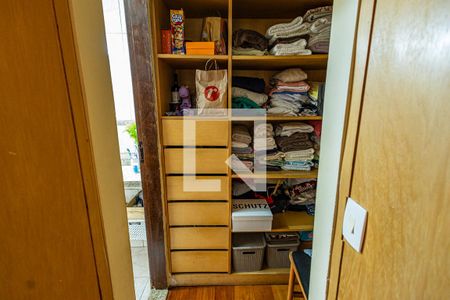 Casa à venda com 259m², 4 quartos e 2 vagasCloset