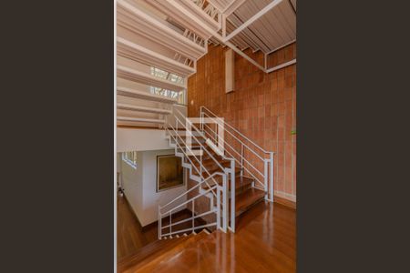 Casa à venda com 330m², 3 quartos e 2 vagasEscada