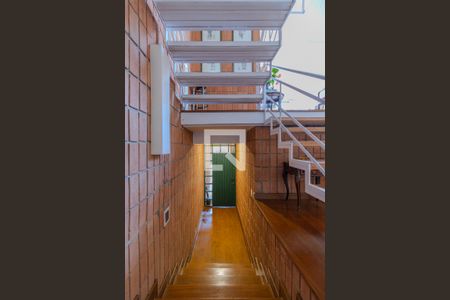 Casa à venda com 330m², 3 quartos e 2 vagasEscada