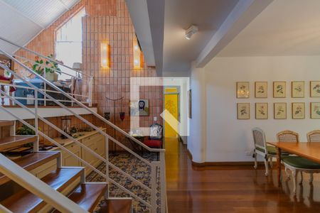 Casa à venda com 330m², 3 quartos e 2 vagasEscada