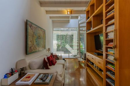 Casa à venda com 330m², 3 quartos e 2 vagasSala de TV