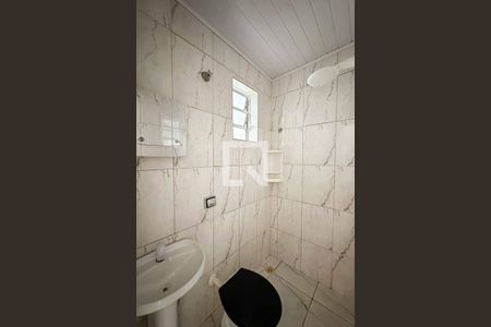 Banheiro de kitnet/studio para alugar com 1 quarto, 21m² em Vila Romero, São Paulo