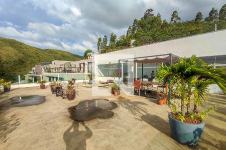 Casa à venda com 739m², 4 quartos e 6 vagas Casa à venda com 739m², 4 quartos e 6 vagasÁrea comum