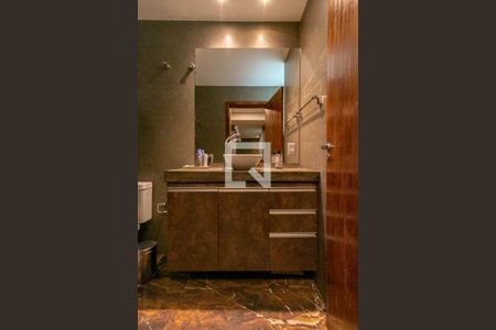 Casa à venda com 739m², 4 quartos e 6 vagas Casa à venda com 739m², 4 quartos e 6 vagasBanheiro 2