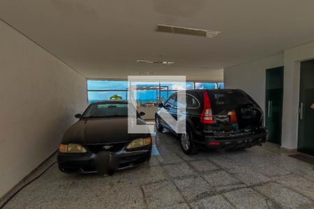 Casa à venda com 739m², 4 quartos e 6 vagas Casa à venda com 739m², 4 quartos e 6 vagasGaragem