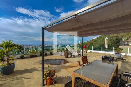 Casa à venda com 739m², 4 quartos e 6 vagas Casa à venda com 739m², 4 quartos e 6 vagasÁrea comum