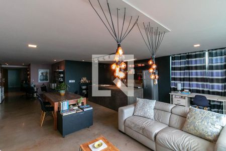 Casa à venda com 739m², 4 quartos e 6 vagas Casa à venda com 739m², 4 quartos e 6 vagasSala/Cozinha