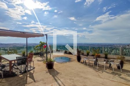 Casa à venda com 739m², 4 quartos e 6 vagas Casa à venda com 739m², 4 quartos e 6 vagasÁrea comum