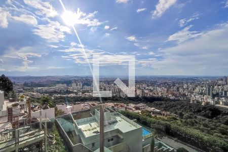 Casa à venda com 739m², 4 quartos e 6 vagas Casa à venda com 739m², 4 quartos e 6 vagasVista