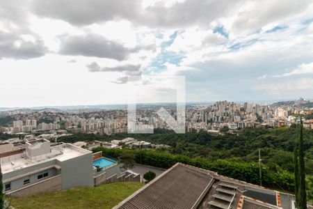 Casa à venda com 739m², 4 quartos e 6 vagas Casa à venda com 739m², 4 quartos e 6 vagasVista Sala