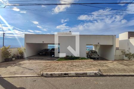 Casa à venda com 739m², 4 quartos e 6 vagas Casa à venda com 739m², 4 quartos e 6 vagasFachada
