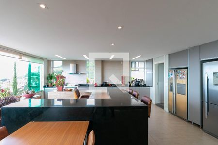 Casa à venda com 739m², 4 quartos e 6 vagas Casa à venda com 739m², 4 quartos e 6 vagasSala