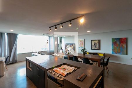 Casa à venda com 739m², 4 quartos e 6 vagas Casa à venda com 739m², 4 quartos e 6 vagasSala/Cozinha