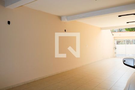 Casa à venda com 248m², 3 quartos e 6 vagas Casa à venda com 248m², 3 quartos e 6 vagasGaragem