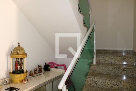 Casa à venda com 248m², 3 quartos e 6 vagas Casa à venda com 248m², 3 quartos e 6 vagasEscada para Quartos