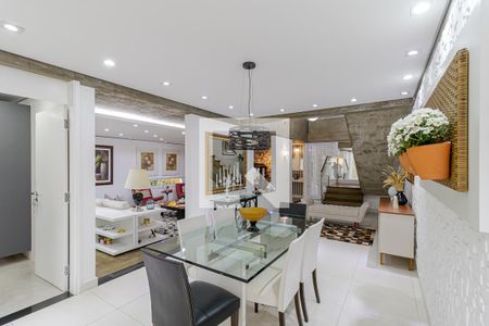Casa à venda com 356m², 4 quartos e 2 vagas Casa à venda com 356m², 4 quartos e 2 vagasSala de Jantar