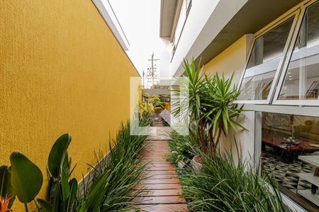 Casa à venda com 356m², 4 quartos e 2 vagas Casa à venda com 356m², 4 quartos e 2 vagasCorredor Lateral